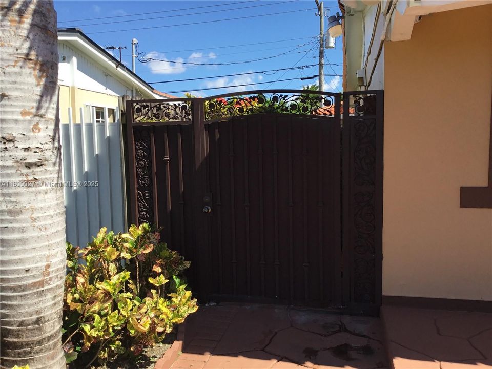 For Sale: $875,000 (4 beds, 2 baths, 1517 Square Feet)