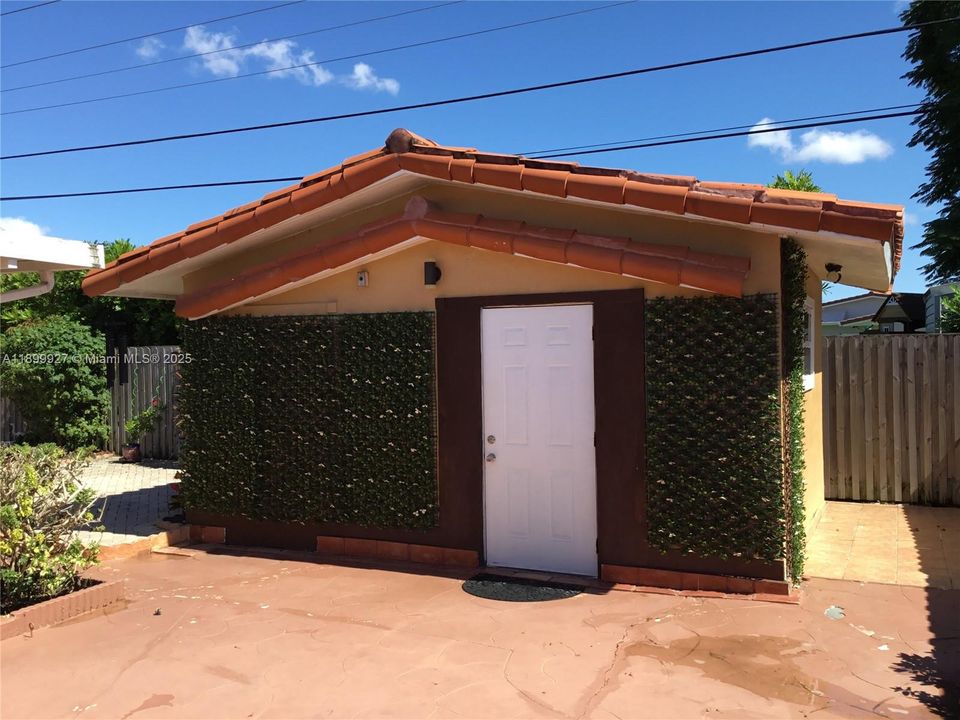 Detached guest suite with bath