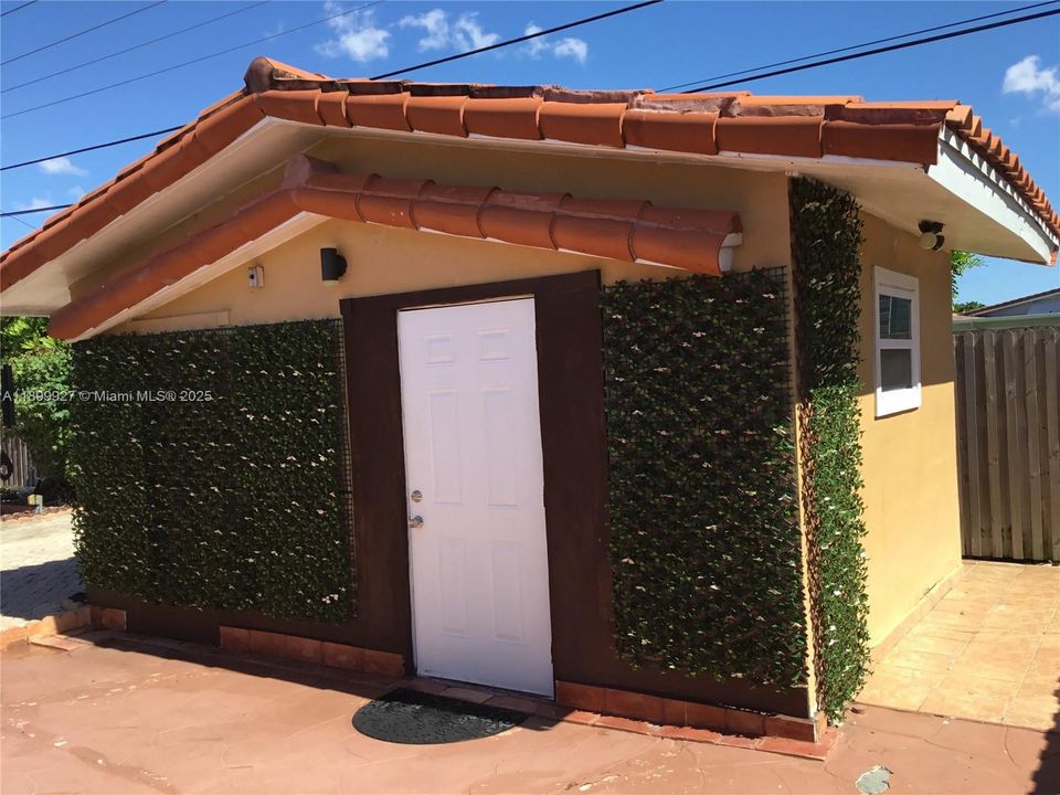 Detached guest suite with bath