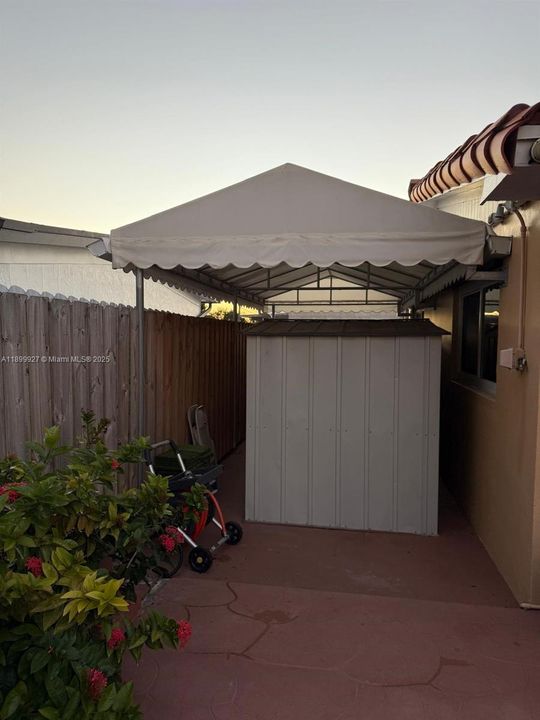 For Sale: $875,000 (4 beds, 2 baths, 1517 Square Feet)