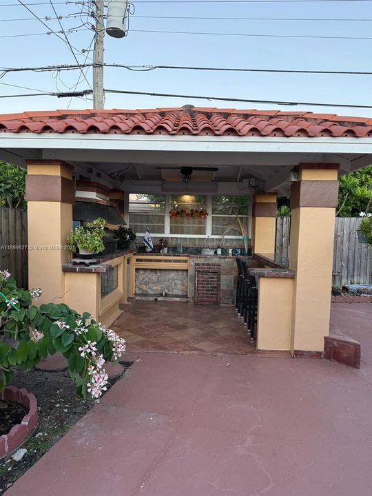 For Sale: $875,000 (4 beds, 2 baths, 1517 Square Feet)