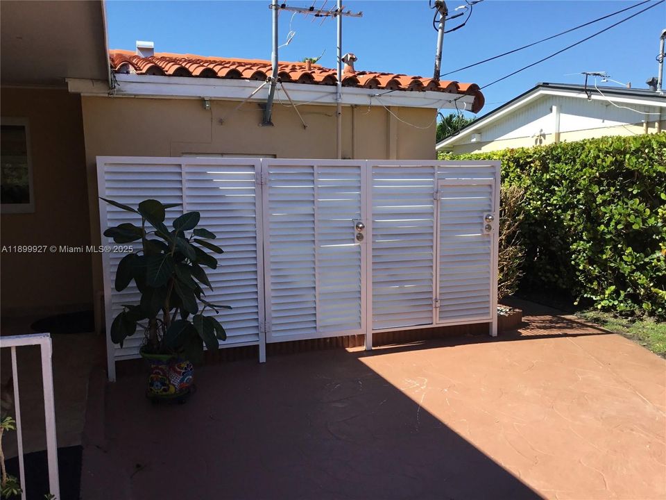 For Sale: $875,000 (4 beds, 2 baths, 1517 Square Feet)