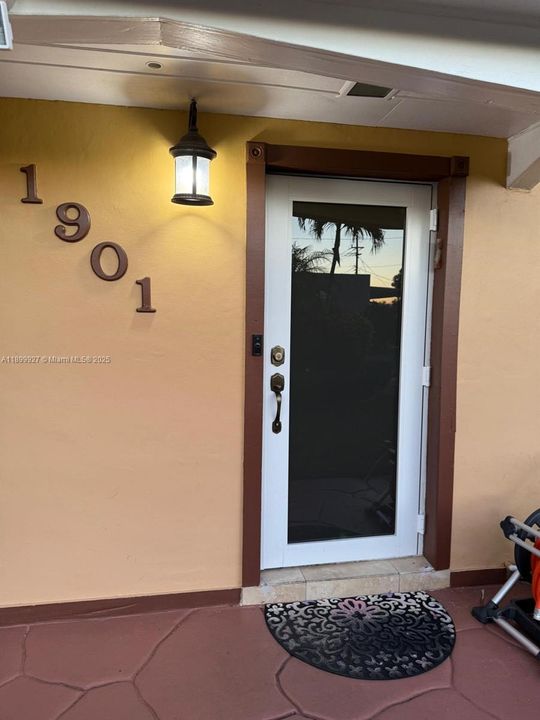 For Sale: $875,000 (4 beds, 2 baths, 1517 Square Feet)