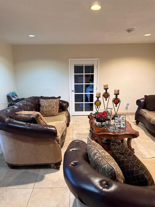 For Sale: $875,000 (4 beds, 2 baths, 1517 Square Feet)