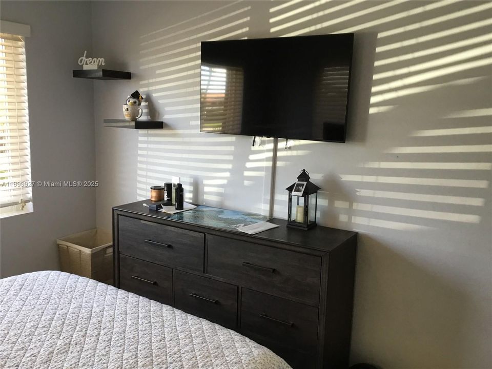 For Sale: $875,000 (4 beds, 2 baths, 1517 Square Feet)