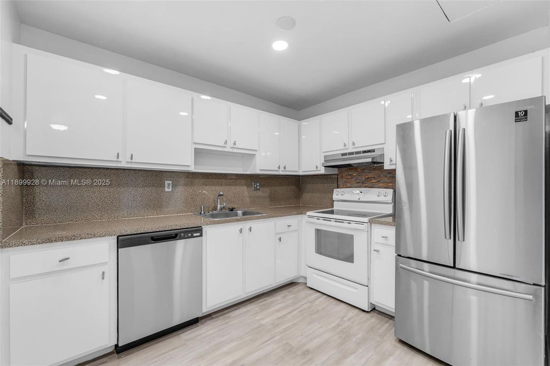 For Rent: $2,400 (3 beds, 1 baths, 952 Square Feet)