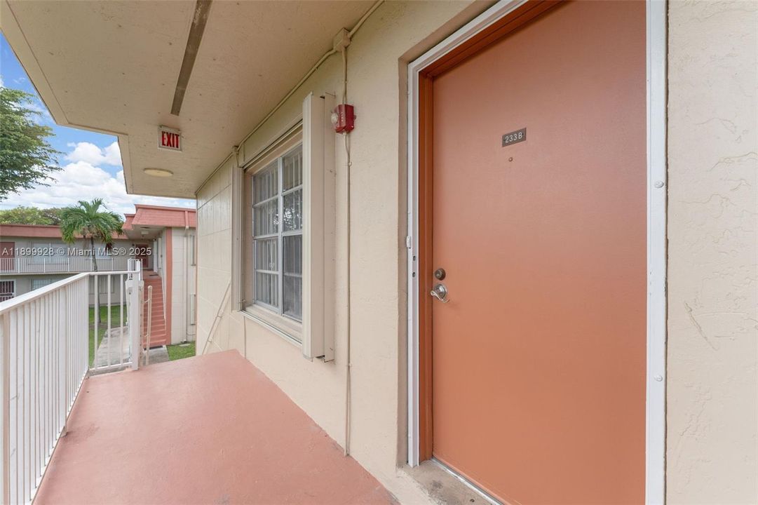 For Rent: $2,400 (3 beds, 1 baths, 952 Square Feet)