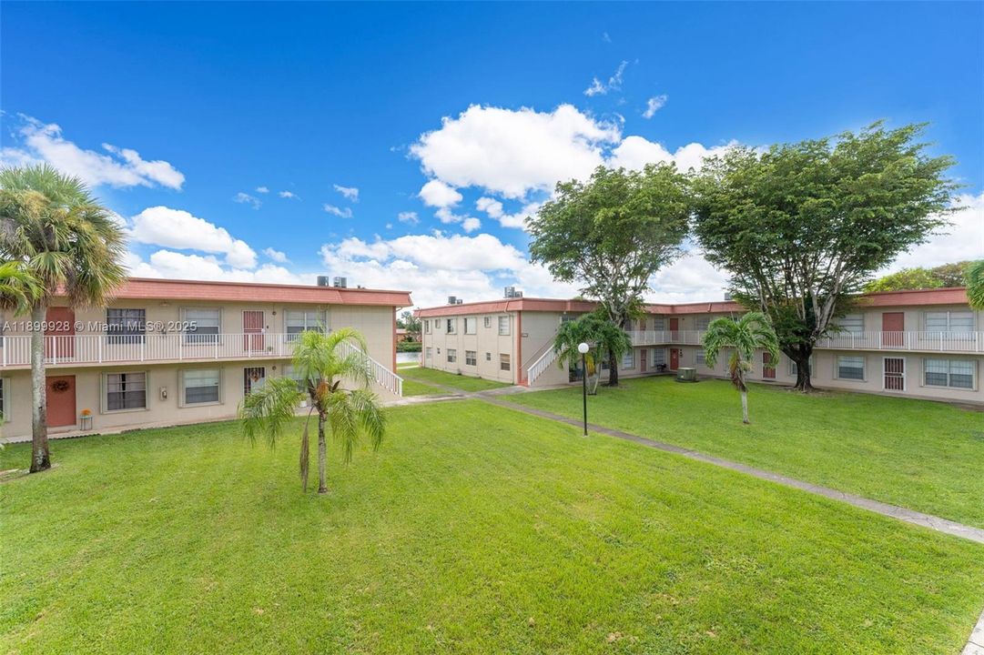 For Rent: $2,400 (3 beds, 1 baths, 952 Square Feet)