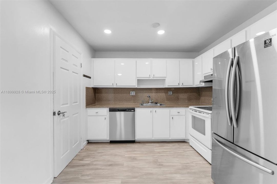 For Rent: $2,400 (3 beds, 1 baths, 952 Square Feet)