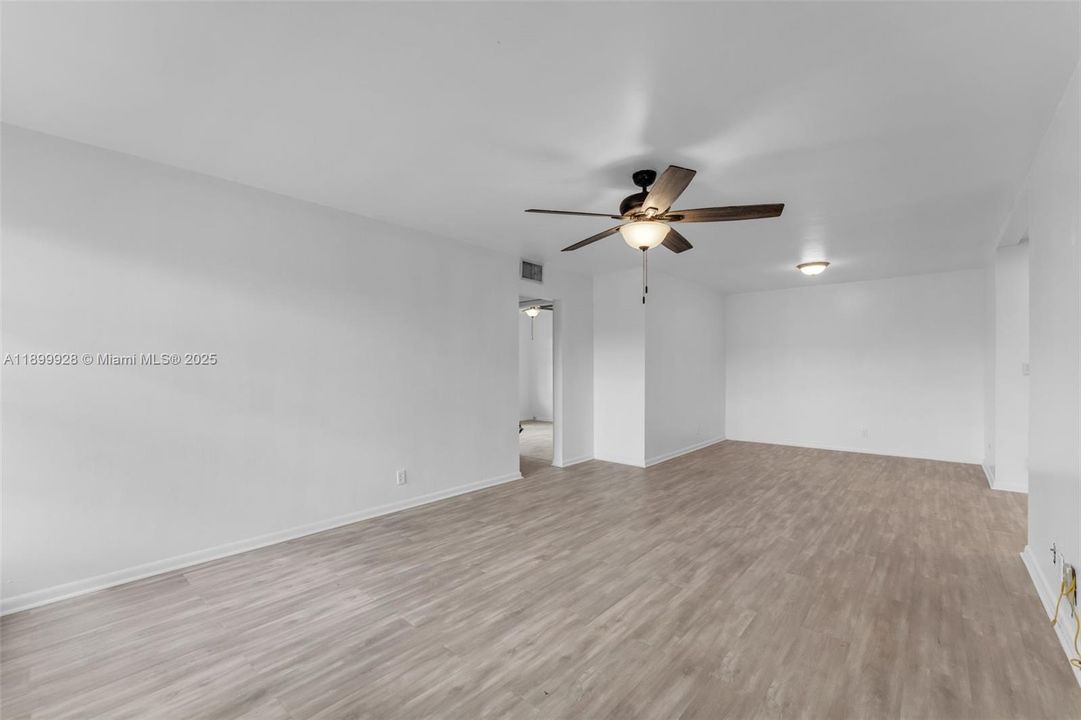 For Rent: $2,400 (3 beds, 1 baths, 952 Square Feet)