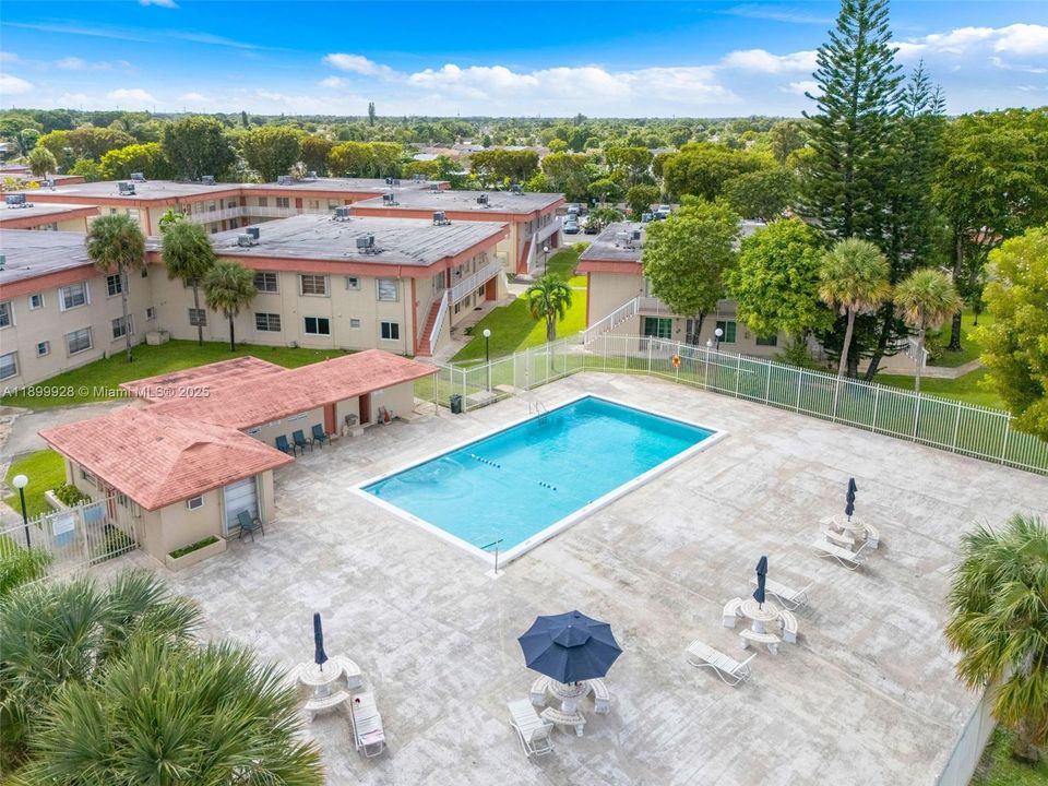 For Rent: $2,400 (3 beds, 1 baths, 952 Square Feet)