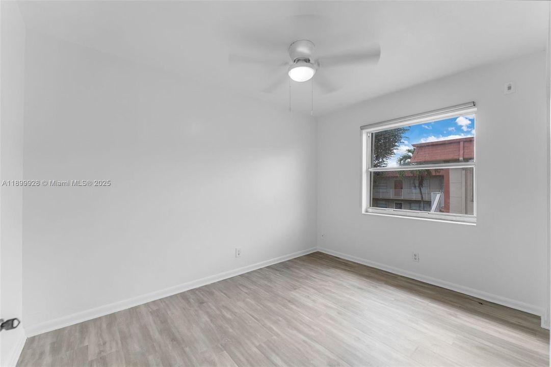 For Rent: $2,400 (3 beds, 1 baths, 952 Square Feet)