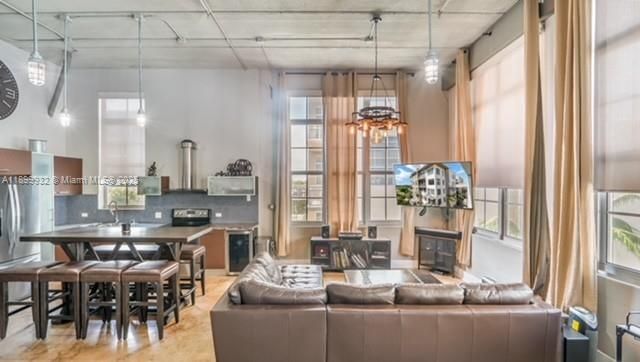 For Sale: $505,000 (1 beds, 1 baths, 1015 Square Feet)