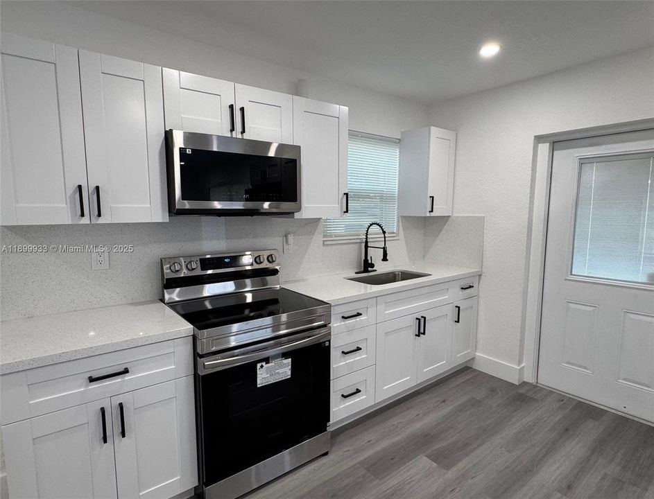 Под контрактом: $489,000 (2 спален, 2 ванн, 1198 Квадратных фут)