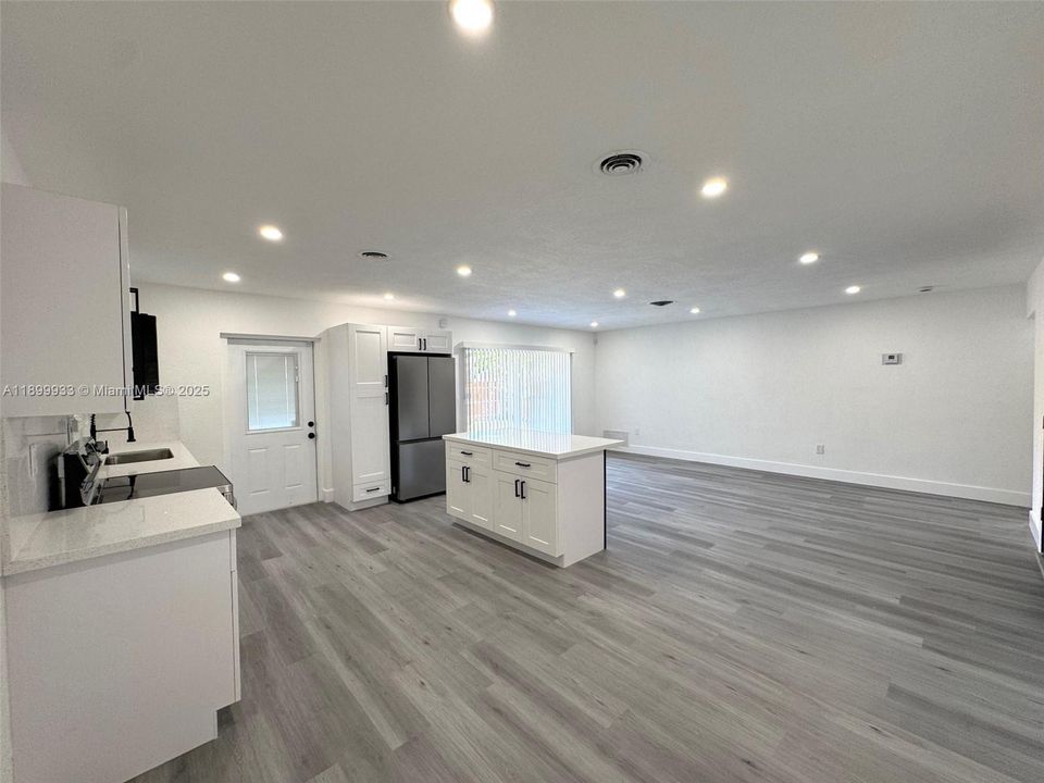 Под контрактом: $489,000 (2 спален, 2 ванн, 1198 Квадратных фут)