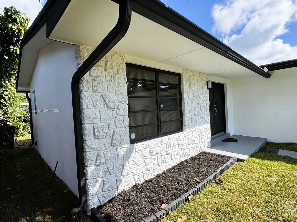 Под контрактом: $489,000 (2 спален, 2 ванн, 1198 Квадратных фут)