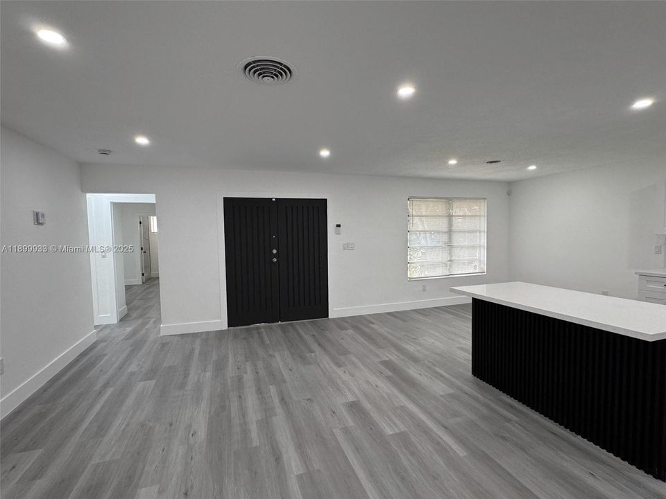 Под контрактом: $489,000 (2 спален, 2 ванн, 1198 Квадратных фут)