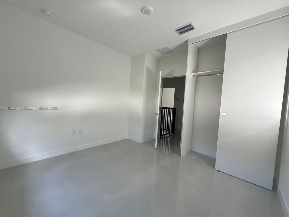 For Sale: $475,000 (5 beds, 4 baths, 1902 Square Feet)