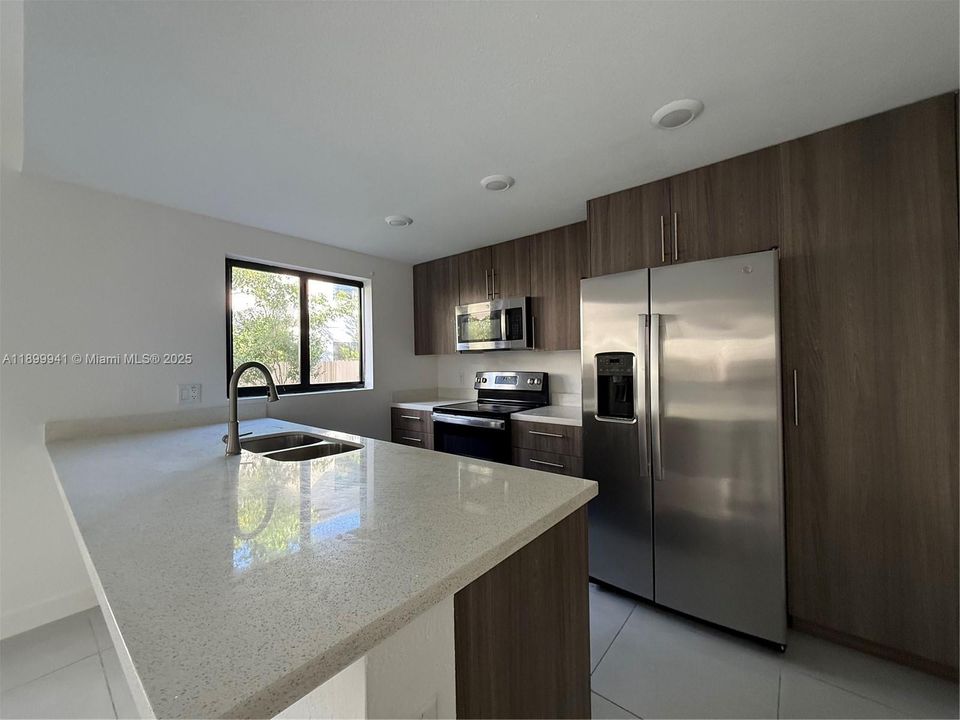 For Sale: $475,000 (5 beds, 4 baths, 1902 Square Feet)