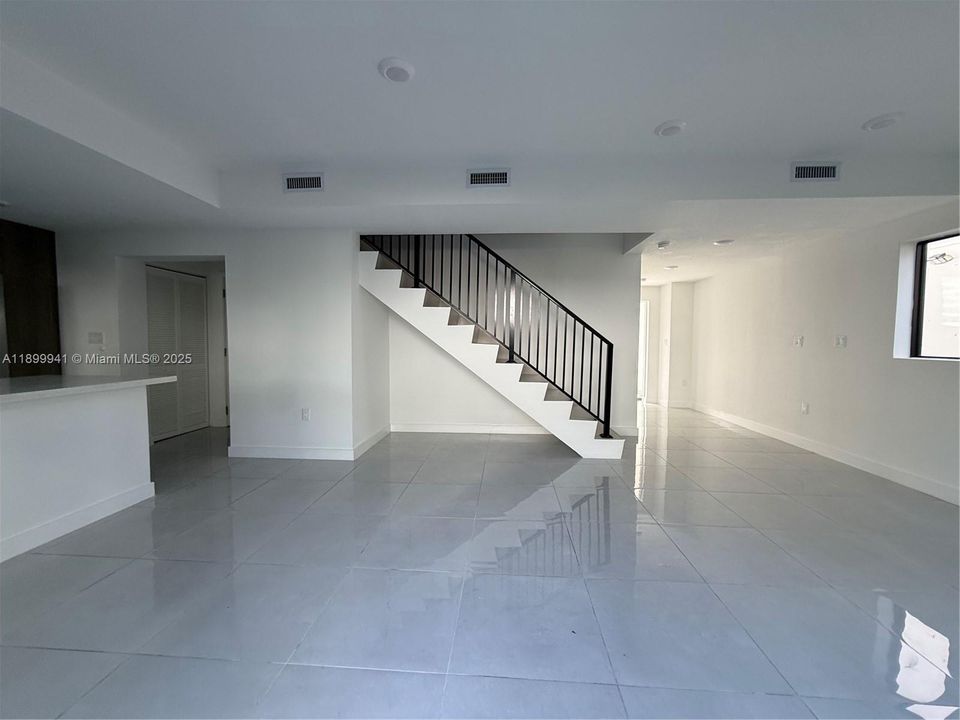 For Sale: $475,000 (5 beds, 4 baths, 1902 Square Feet)