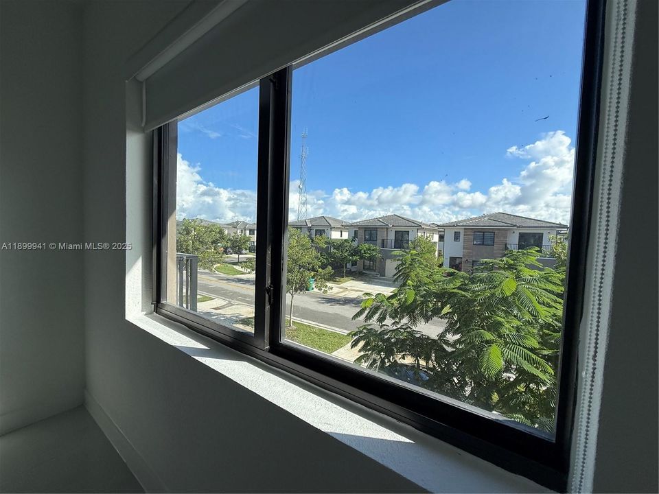 For Sale: $475,000 (5 beds, 4 baths, 1902 Square Feet)