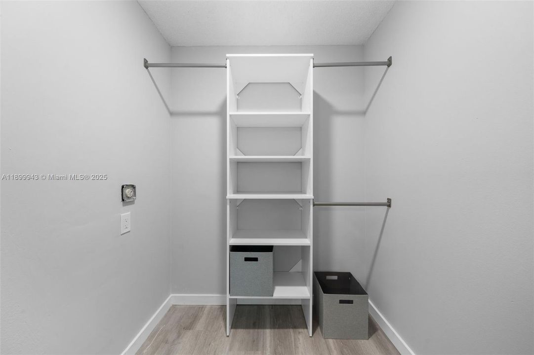 For Sale: $265,000 (1 beds, 1 baths, 725 Square Feet)