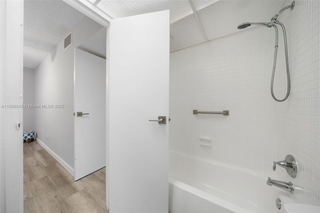 For Sale: $265,000 (1 beds, 1 baths, 725 Square Feet)