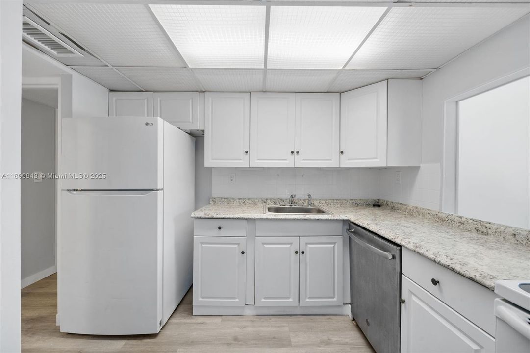 For Sale: $265,000 (1 beds, 1 baths, 725 Square Feet)