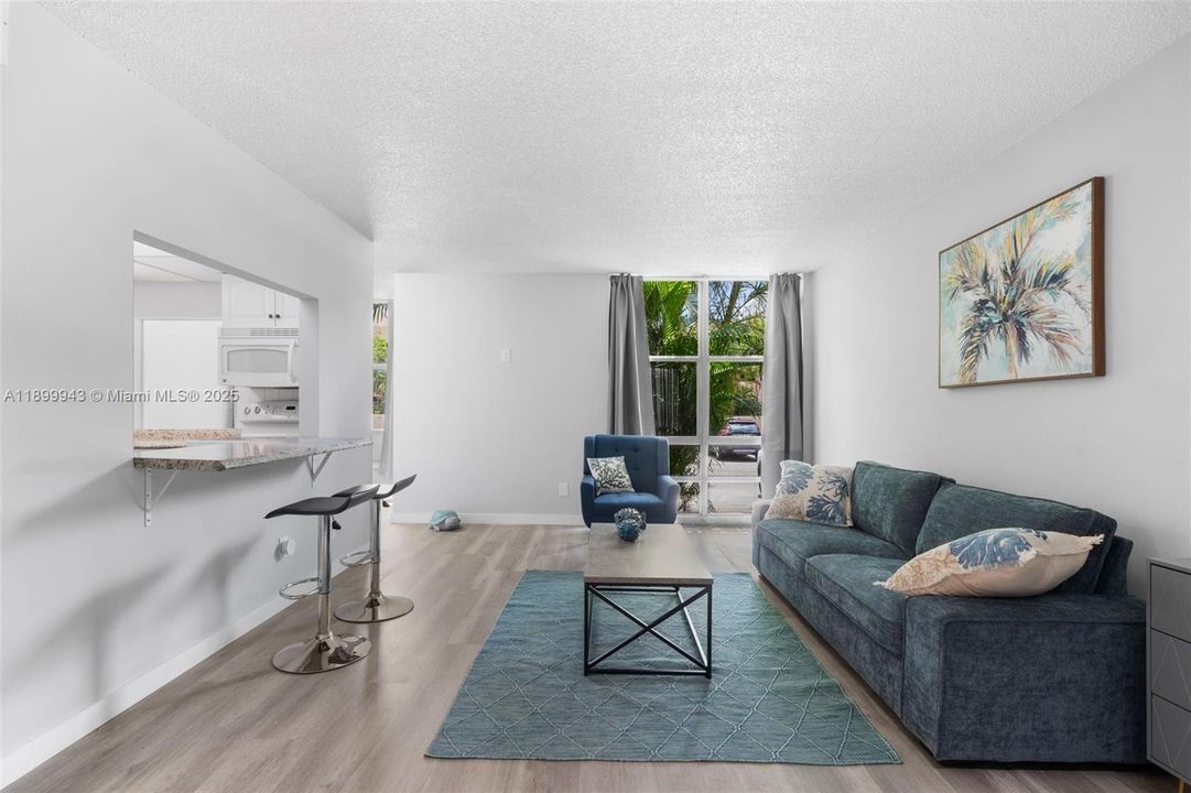 For Sale: $265,000 (1 beds, 1 baths, 725 Square Feet)