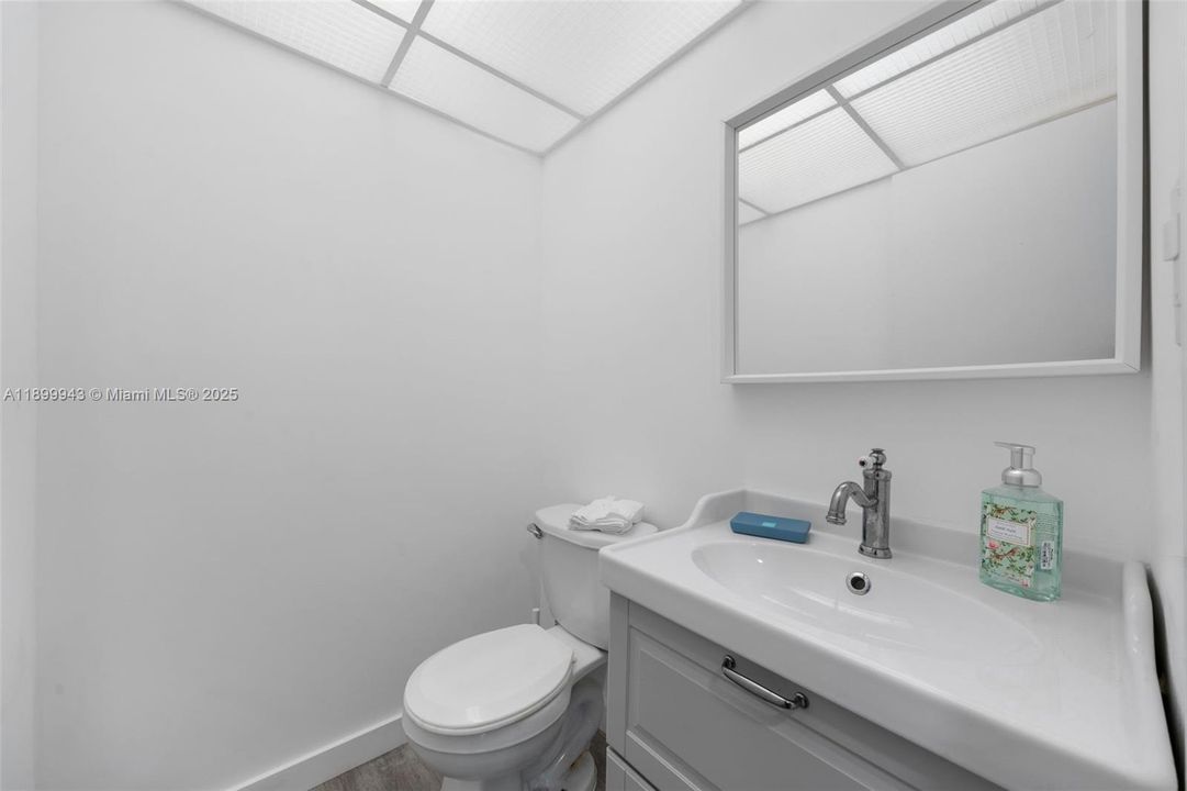 For Sale: $265,000 (1 beds, 1 baths, 725 Square Feet)