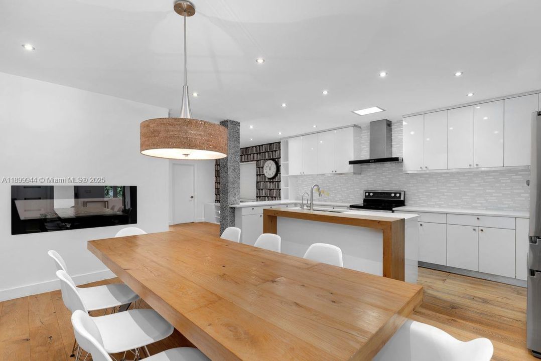 Active With Contract: $1,095,000 (3 beds, 3 baths, 1572 Square Feet)