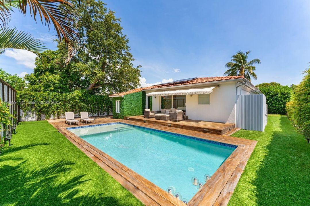 Active With Contract: $1,095,000 (3 beds, 3 baths, 1572 Square Feet)