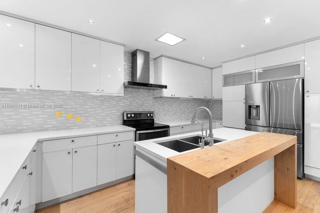 Active With Contract: $1,095,000 (3 beds, 3 baths, 1572 Square Feet)