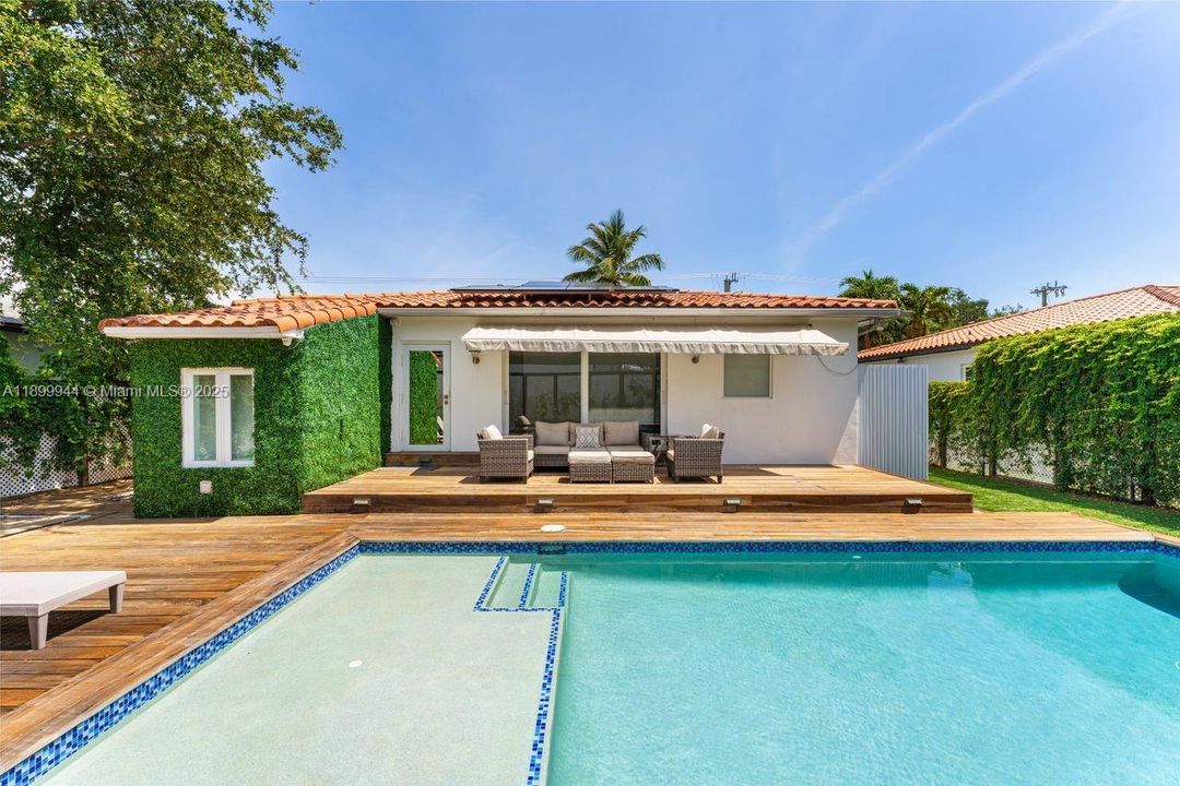 Active With Contract: $1,095,000 (3 beds, 3 baths, 1572 Square Feet)