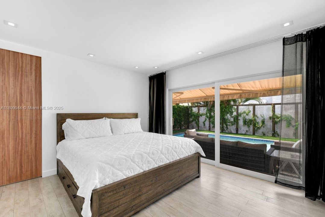 Active With Contract: $1,095,000 (3 beds, 3 baths, 1572 Square Feet)