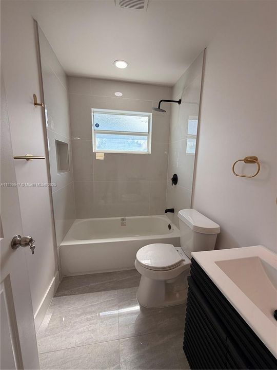 Family Bathroom (In between bedrooms 1 & 2)