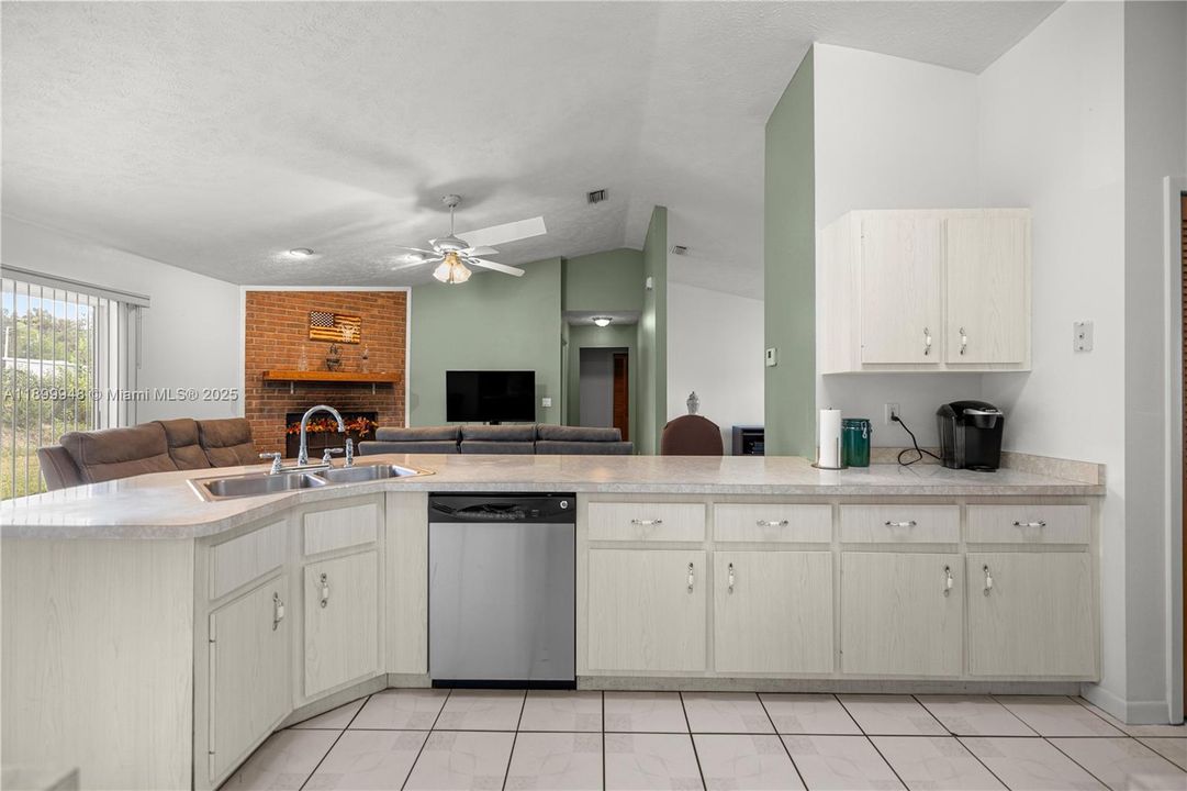 待售: $296,900 (3 贝兹, 2 浴室, 1796 平方英尺)