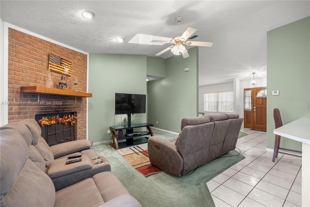 待售: $296,900 (3 贝兹, 2 浴室, 1796 平方英尺)