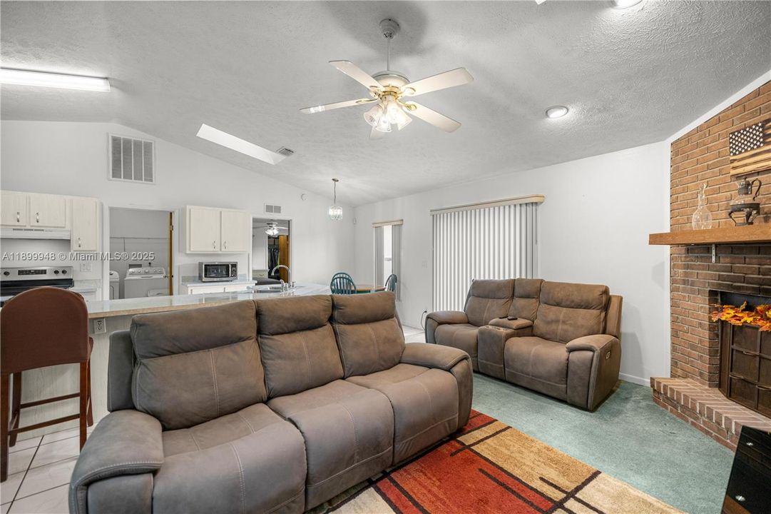 待售: $296,900 (3 贝兹, 2 浴室, 1796 平方英尺)