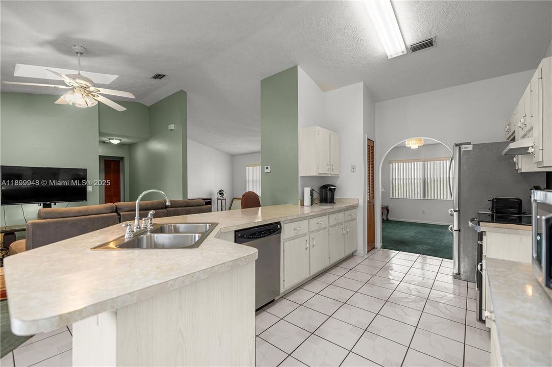 待售: $296,900 (3 贝兹, 2 浴室, 1796 平方英尺)