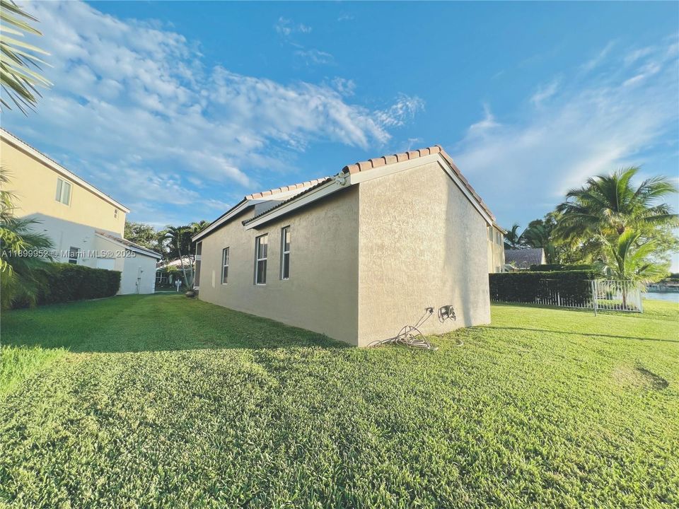Active With Contract: $3,700 (3 beds, 2 baths, 1505 Square Feet)