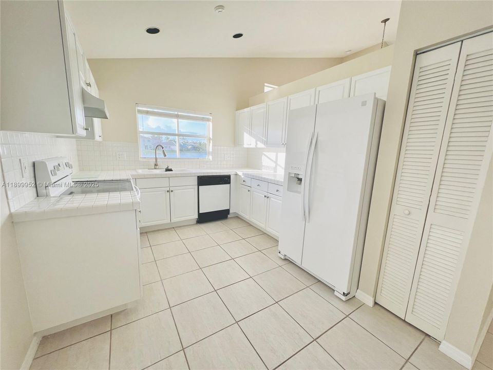 Active With Contract: $3,700 (3 beds, 2 baths, 1505 Square Feet)