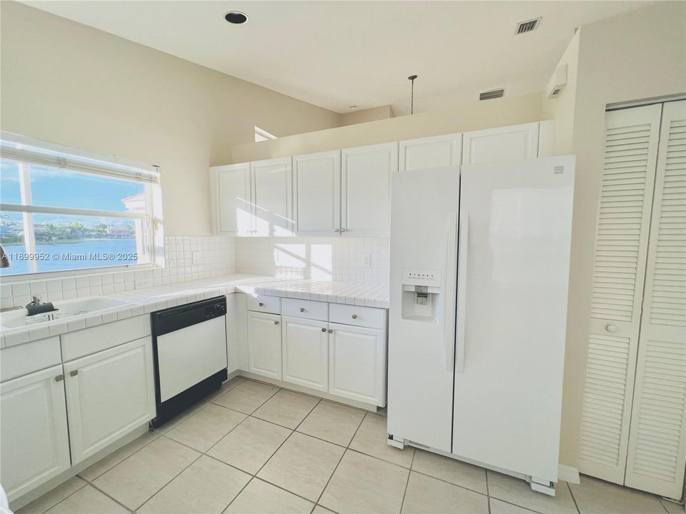Active With Contract: $3,700 (3 beds, 2 baths, 1505 Square Feet)