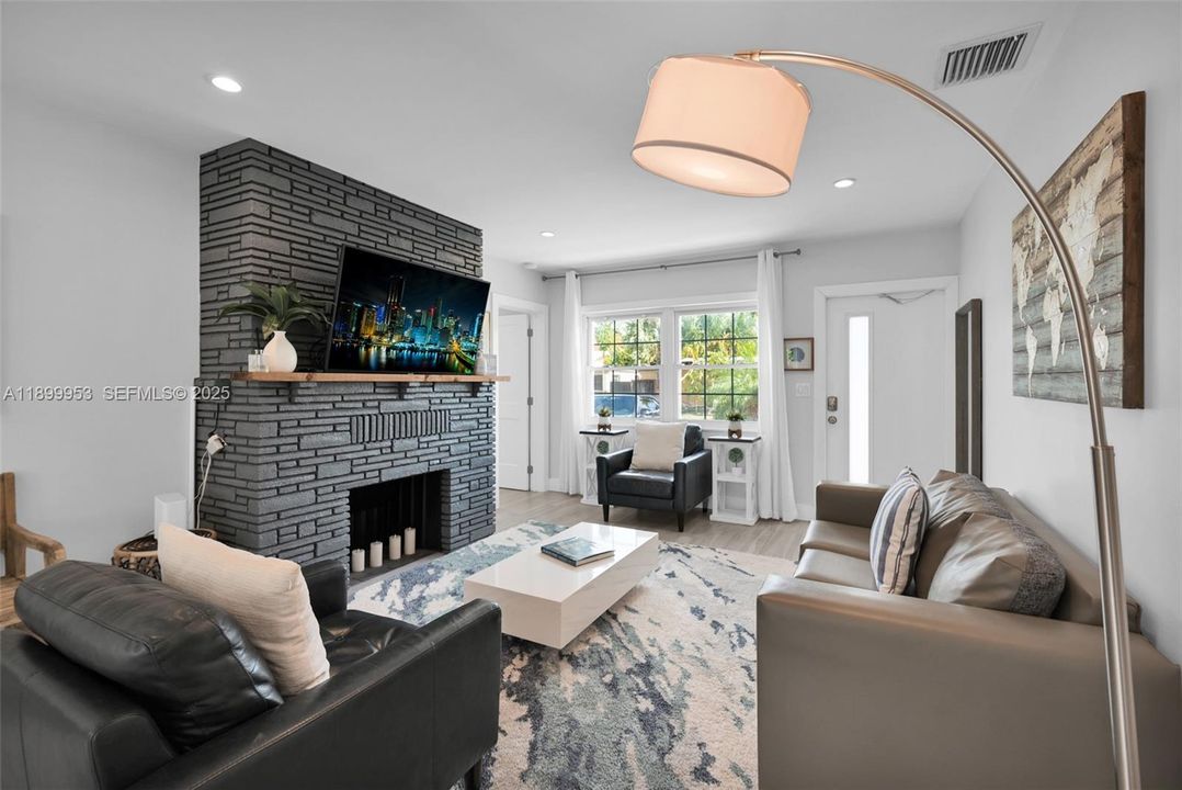 Spacious and elegant living room filled with natural light, boasting modern finishes.