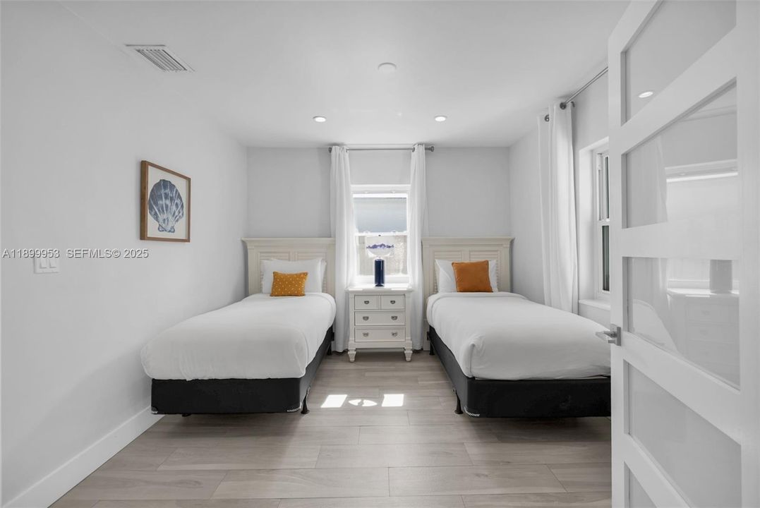 Spacious bedroom with direct access to the hallway — ideal for guests or family members.