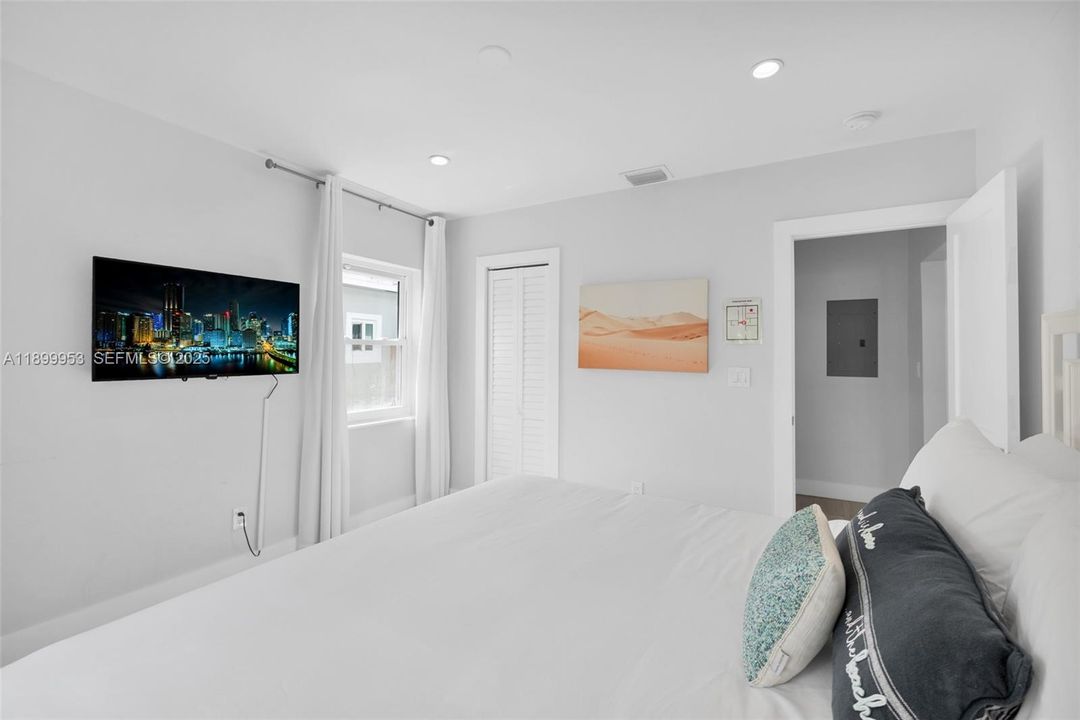 For Sale: $864,000 (3 beds, 2 baths, 1338 Square Feet)