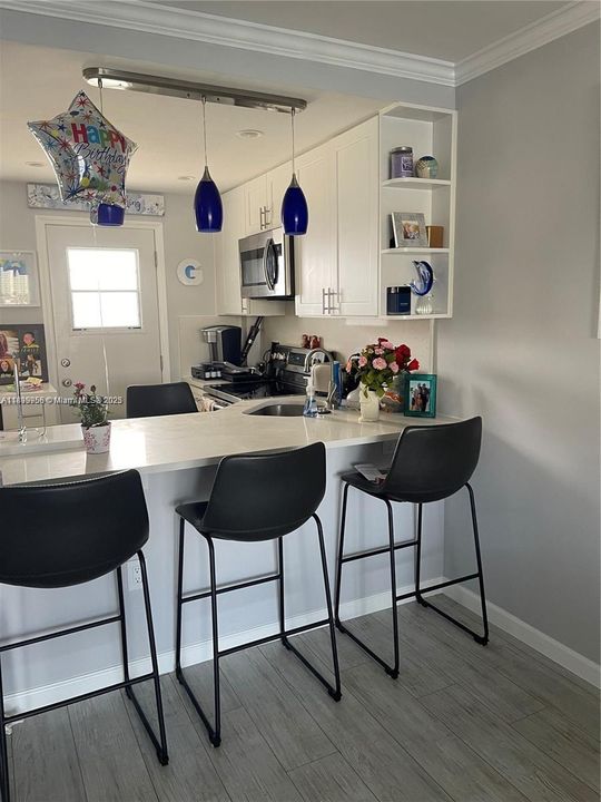 Active With Contract: $1,900 (1 beds, 1 baths, 763 Square Feet)