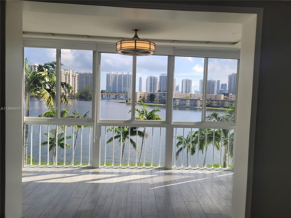 Active With Contract: $1,900 (1 beds, 1 baths, 763 Square Feet)