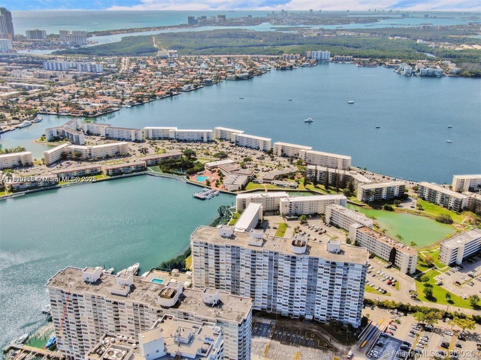 Active With Contract: $1,900 (1 beds, 1 baths, 763 Square Feet)