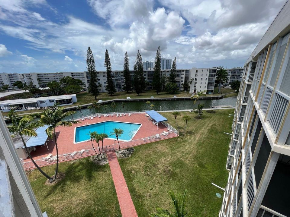 Active With Contract: $1,900 (1 beds, 1 baths, 763 Square Feet)